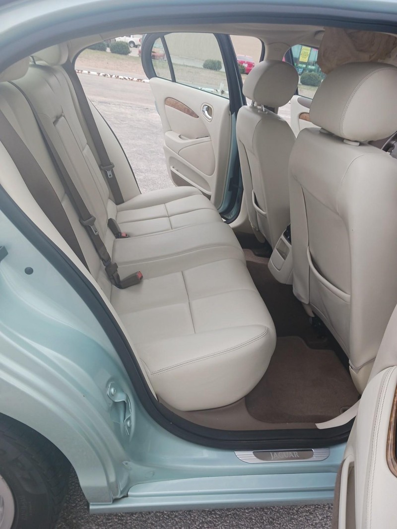 Jaguar S-Type Vehicle Full-screen Gallery Image 9