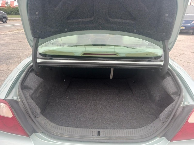 Jaguar S-Type Vehicle Full-screen Gallery Image 10