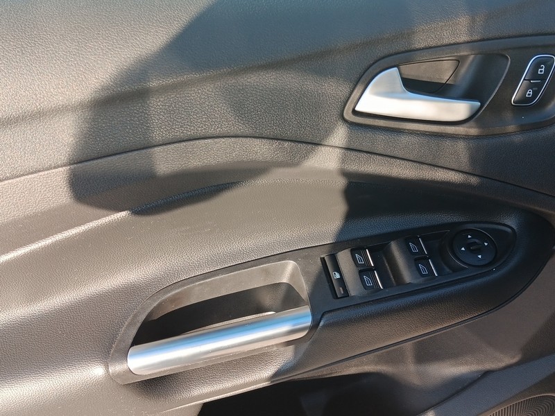 Ford Escape Vehicle Full-screen Gallery Image 13