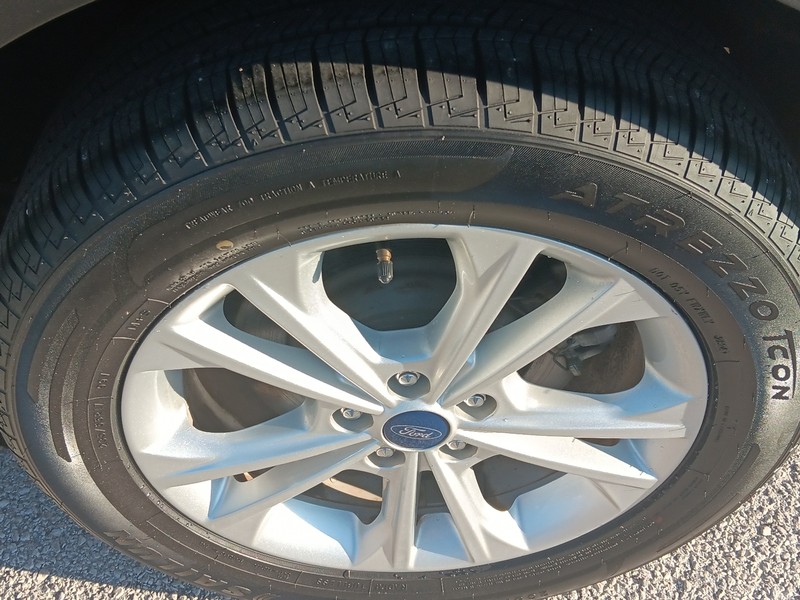 Ford Escape Vehicle Full-screen Gallery Image 18