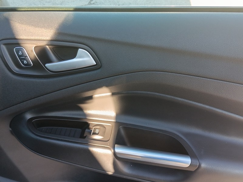 Ford Escape Vehicle Full-screen Gallery Image 32