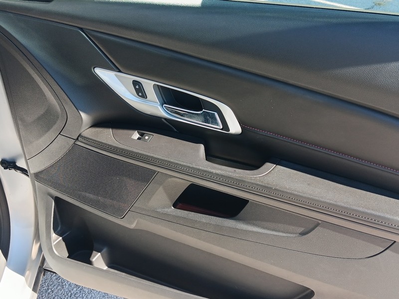 GMC Terrain Vehicle Full-screen Gallery Image 30