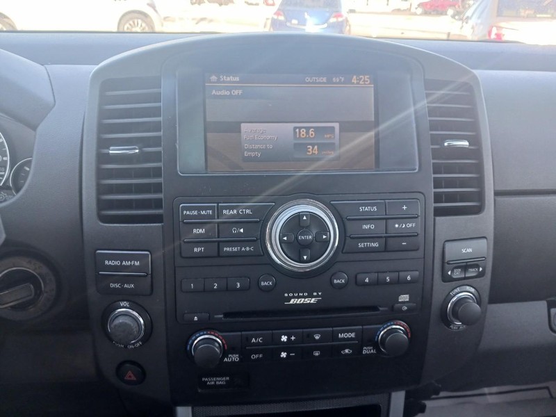 Nissan Pathfinder Vehicle Full-screen Gallery Image 2