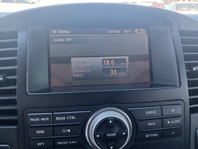 Nissan Pathfinder Vehicle Full-screen Gallery Image 3