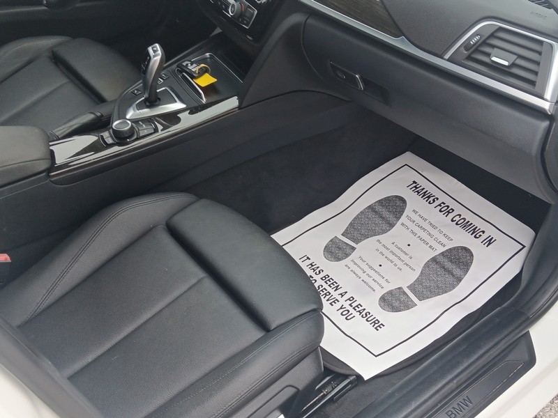 BMW 3 Series Vehicle Full-screen Gallery Image 7