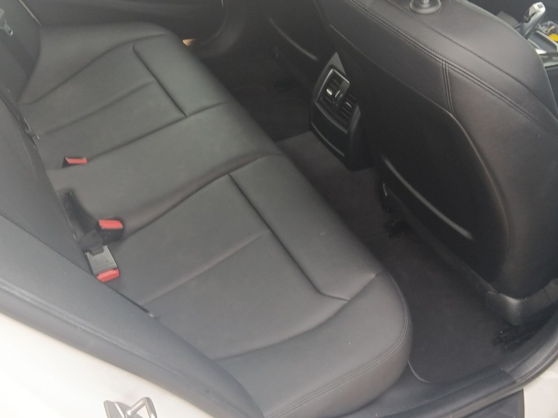 BMW 3 Series Vehicle Full-screen Gallery Image 9