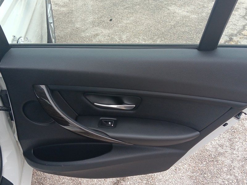 BMW 3 Series Vehicle Full-screen Gallery Image 10