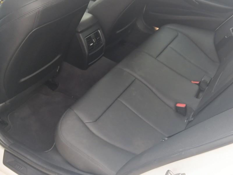 BMW 3 Series Vehicle Full-screen Gallery Image 11