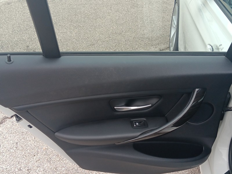 BMW 3 Series Vehicle Full-screen Gallery Image 12