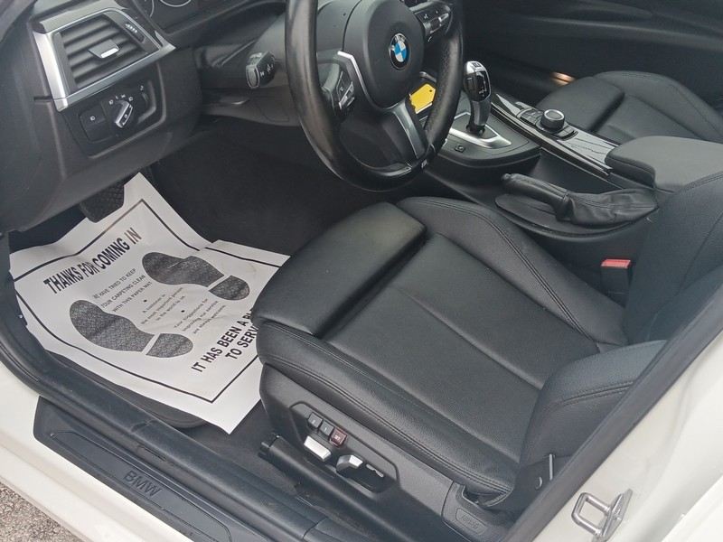 BMW 3 Series Vehicle Full-screen Gallery Image 13