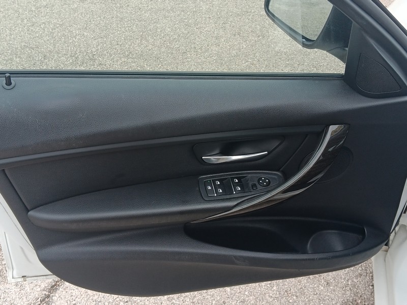 BMW 3 Series Vehicle Full-screen Gallery Image 14