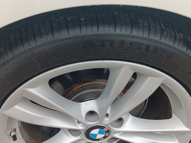 BMW 3 Series Vehicle Full-screen Gallery Image 15