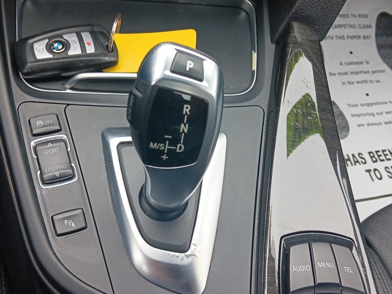 BMW 3 Series Vehicle Full-screen Gallery Image 17