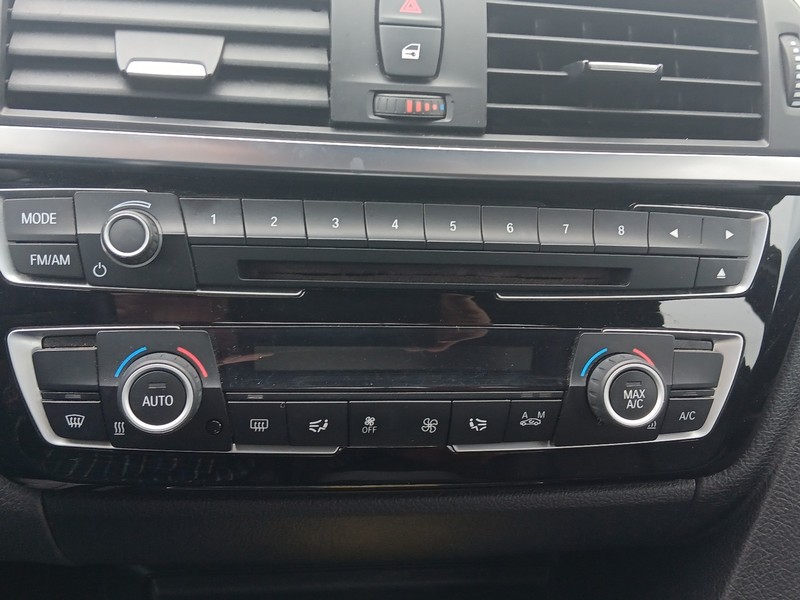 BMW 3 Series Vehicle Full-screen Gallery Image 19