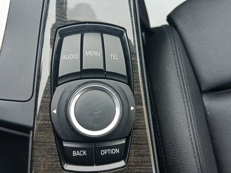 BMW 3 Series Vehicle Full-screen Gallery Image 20