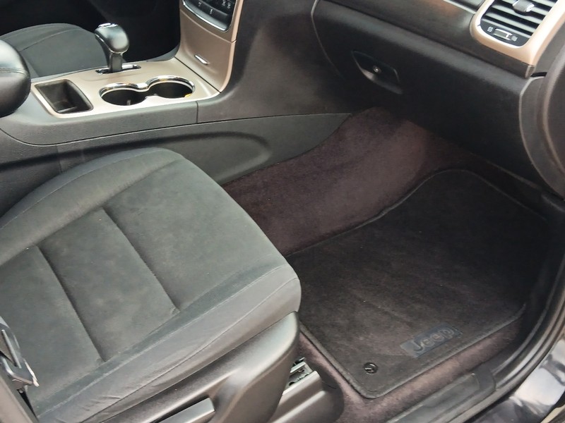 Jeep Grand Cherokee Vehicle Full-screen Gallery Image 10