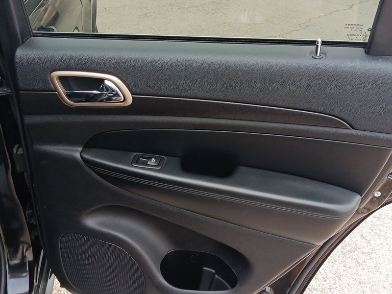 Jeep Grand Cherokee Vehicle Full-screen Gallery Image 13