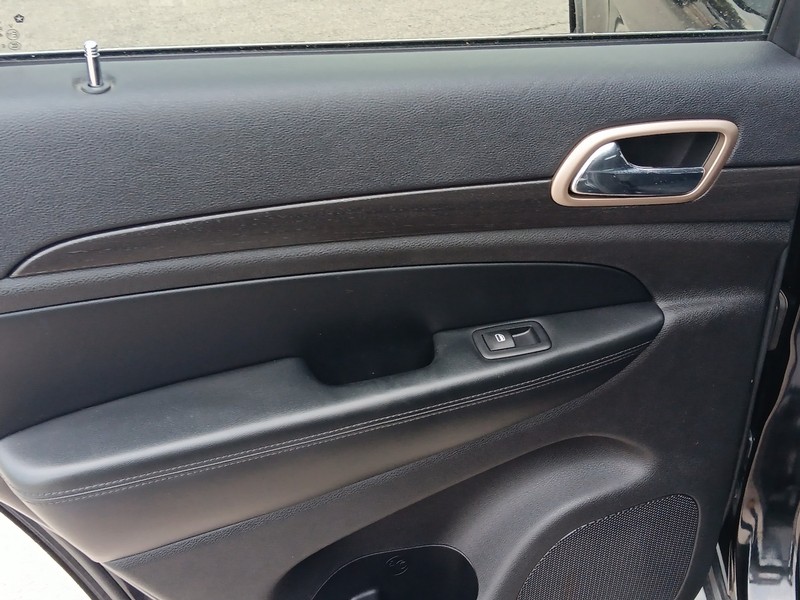 Jeep Grand Cherokee Vehicle Full-screen Gallery Image 15