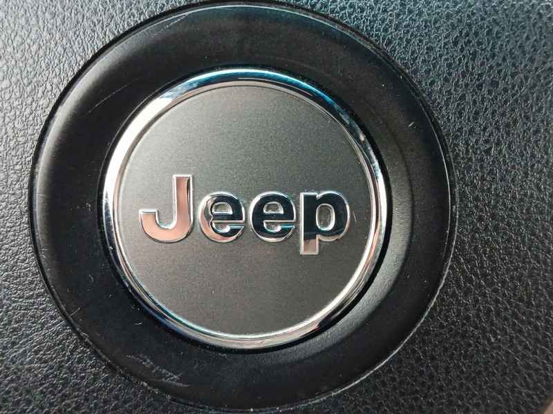 Jeep Grand Cherokee Vehicle Full-screen Gallery Image 24