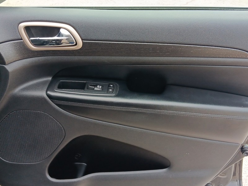 Jeep Grand Cherokee Vehicle Full-screen Gallery Image 35