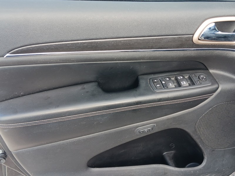 Jeep Grand Cherokee Vehicle Full-screen Gallery Image 15