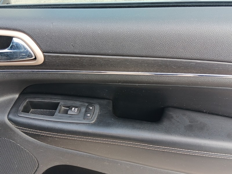 Jeep Grand Cherokee Vehicle Full-screen Gallery Image 29