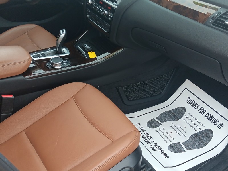 BMW X3 Vehicle Full-screen Gallery Image 10