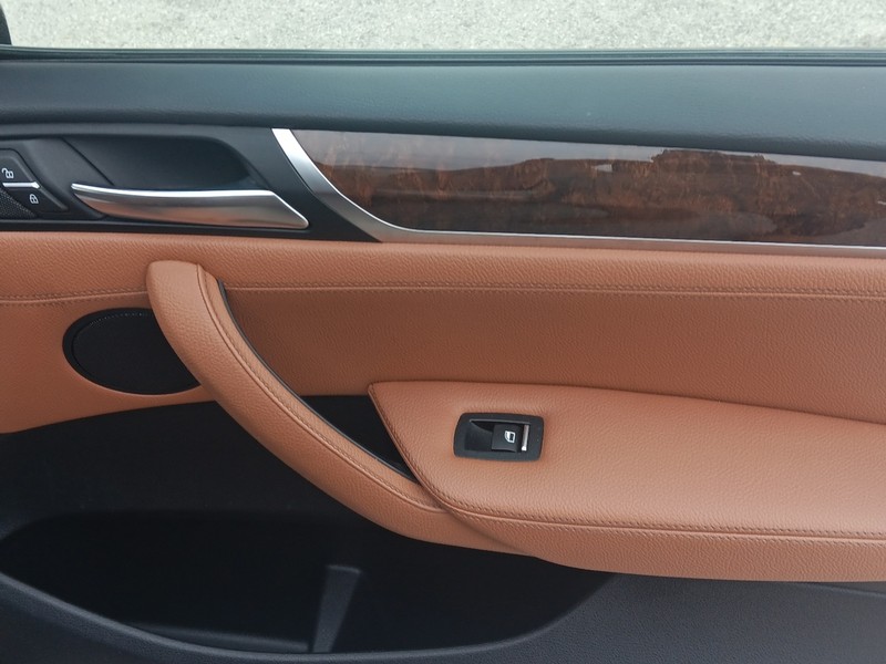 BMW X3 Vehicle Full-screen Gallery Image 11