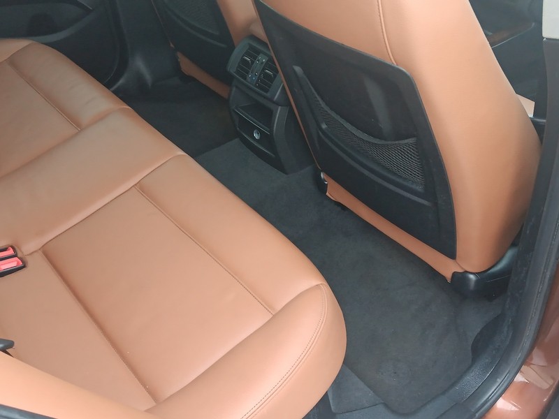 BMW X3 Vehicle Full-screen Gallery Image 12