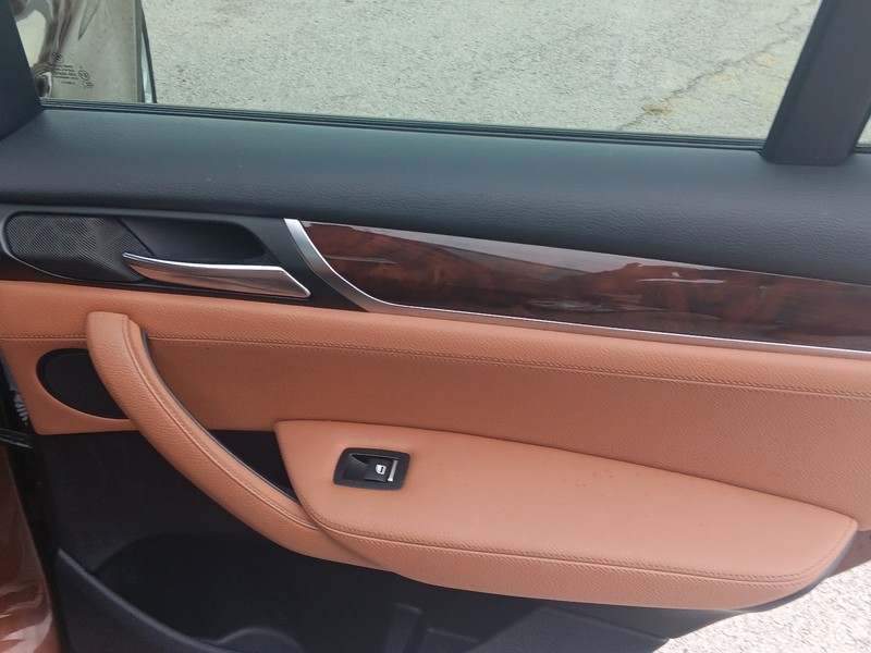 BMW X3 Vehicle Full-screen Gallery Image 13