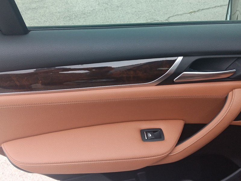 BMW X3 Vehicle Full-screen Gallery Image 15