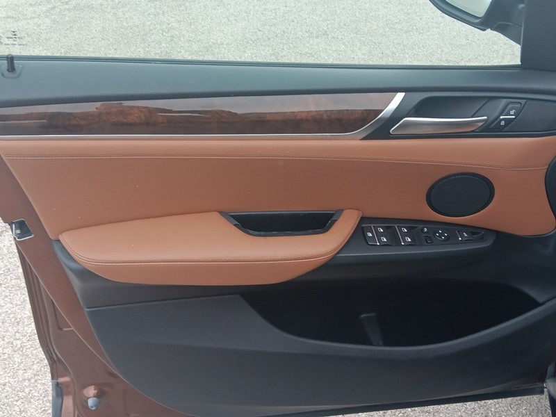 BMW X3 Vehicle Full-screen Gallery Image 17