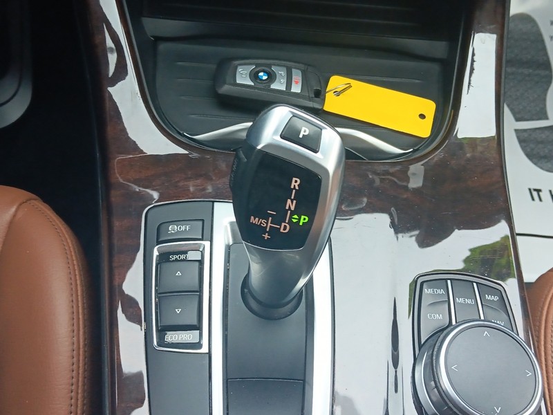 BMW X3 Vehicle Full-screen Gallery Image 22