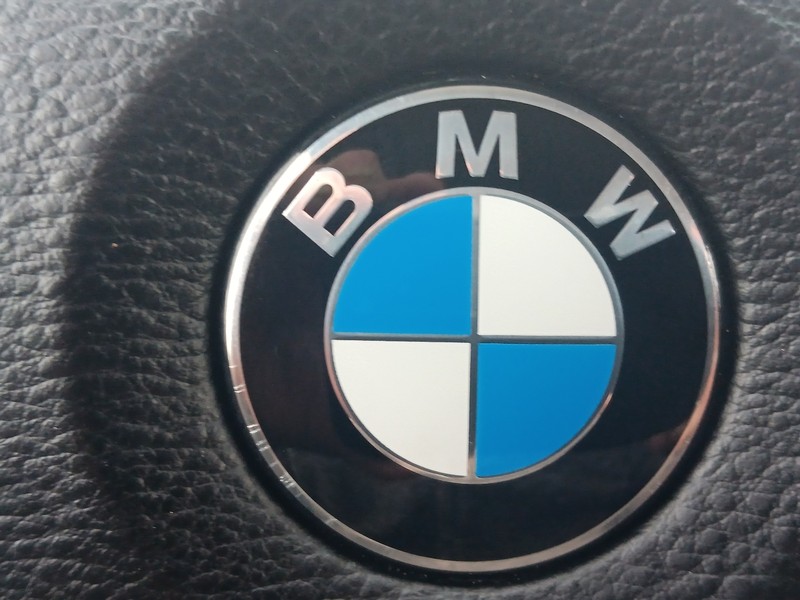 BMW X3 Vehicle Full-screen Gallery Image 23