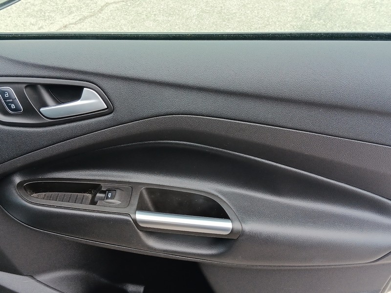 Ford Escape Vehicle Full-screen Gallery Image 14