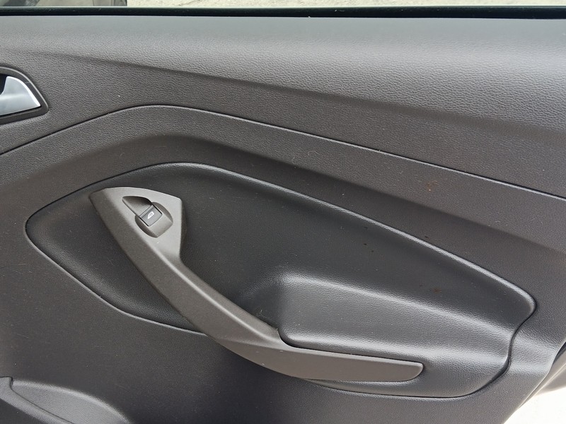 Ford Escape Vehicle Full-screen Gallery Image 16