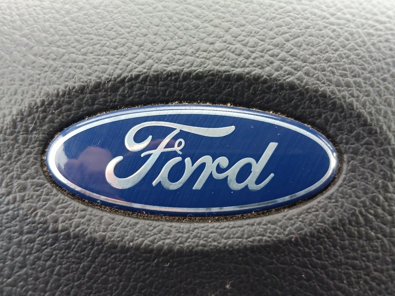 Ford Escape Vehicle Full-screen Gallery Image 27