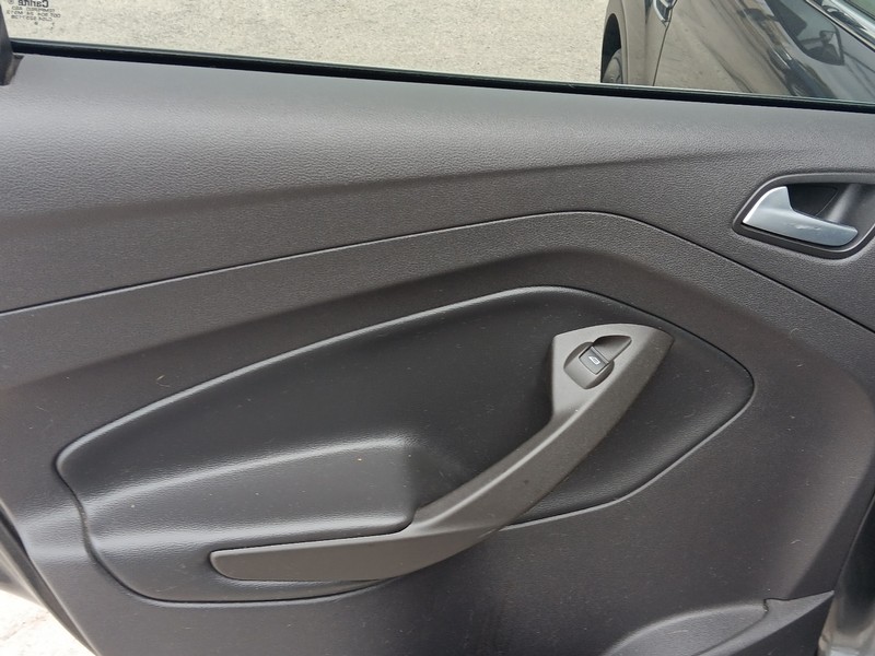 Ford Escape Vehicle Full-screen Gallery Image 45