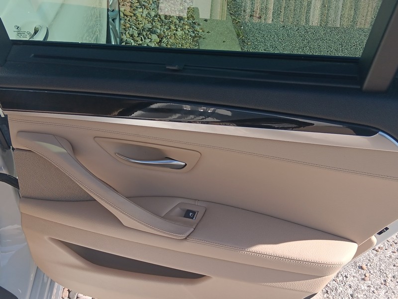 BMW 5 Series Vehicle Full-screen Gallery Image 13