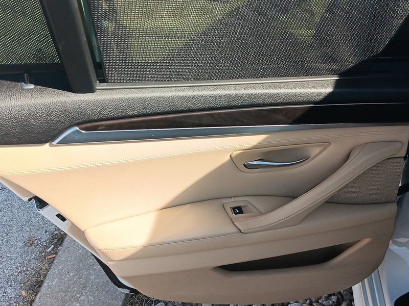 BMW 5 Series Vehicle Full-screen Gallery Image 15