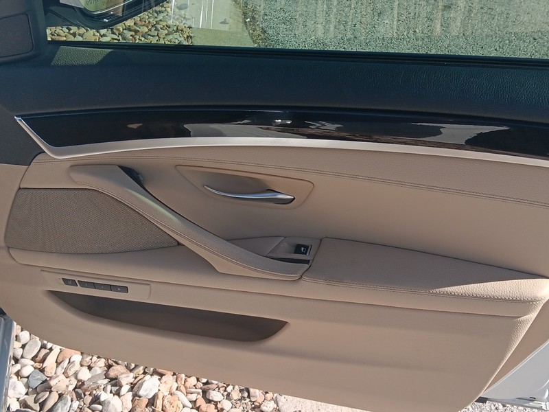 BMW 5 Series Vehicle Full-screen Gallery Image 30