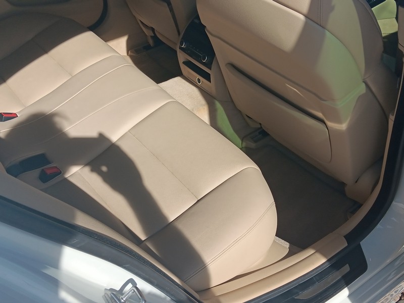 BMW 5 Series Vehicle Full-screen Gallery Image 31