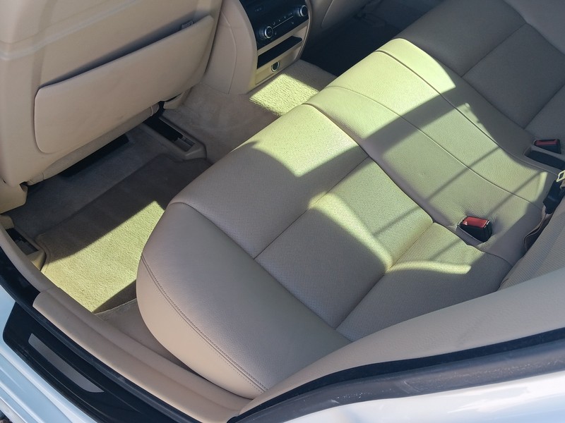 BMW 5 Series Vehicle Full-screen Gallery Image 33