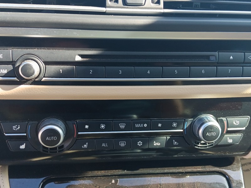 BMW 5 Series Vehicle Full-screen Gallery Image 37