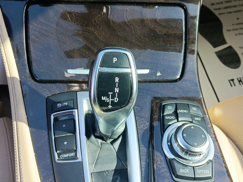 BMW 5 Series Vehicle Full-screen Gallery Image 38