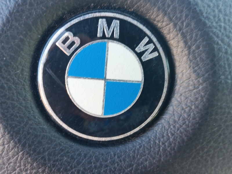 BMW 5 Series Vehicle Full-screen Gallery Image 39