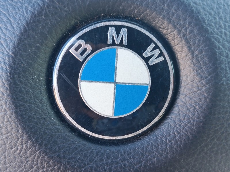 BMW 5 Series Vehicle Full-screen Gallery Image 40