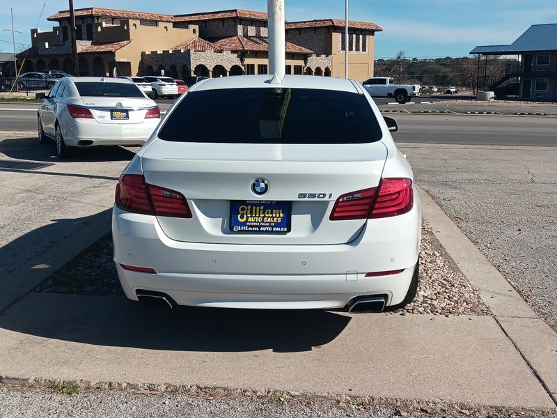 BMW 5 Series Vehicle Full-screen Gallery Image 44