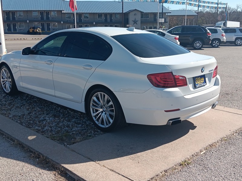 BMW 5 Series Vehicle Full-screen Gallery Image 45