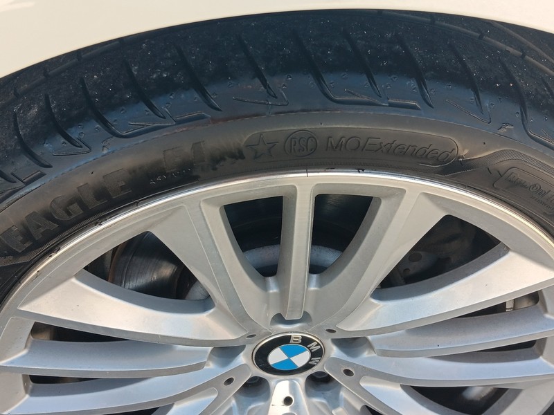 BMW 5 Series Vehicle Full-screen Gallery Image 49